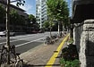 広尾駅3番出口を出ると正面に「案内地図」がございます。そちらを正面にして右手、西麻布方面に真っすぐ道なりに８分ほど進みます。途中で、セブンイレブン２店舗とアパホテル（向かい側）を通過します。
