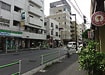 右手にファミリーマートが見えたら、その先すぐの交差点を右折して狭い道に入ってください。そちらを（緩やかな下り坂になります）道なりに３分ほど下っていただくと、左手に当院がございます。