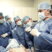 お腹、胸、二の腕をトータルにデザイン! 男性脂肪吸引の最高峰技術 「ベイザー4Dスカルプト」を全ドクターが習得